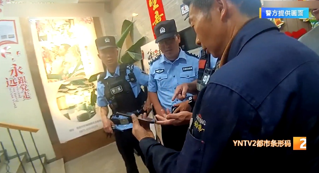 昆明一商场电梯突发故障！女子被困三四楼夹层崩溃大哭，罪魁祸首竟是……