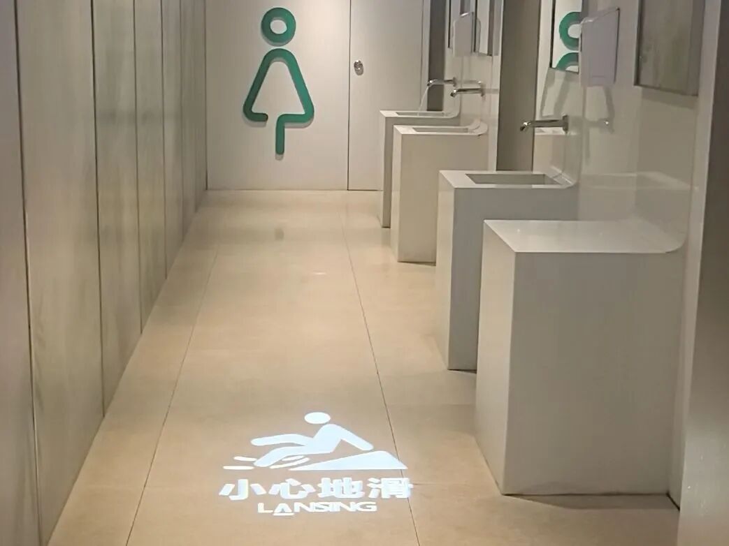景区保洁员坐在厕所地面上吃午饭,网友心疼发帖!多方回应,阿姨也露面了 景区保洁员坐在厕所地面上吃午饭,网友心疼发帖!多方回应,阿姨也露面了