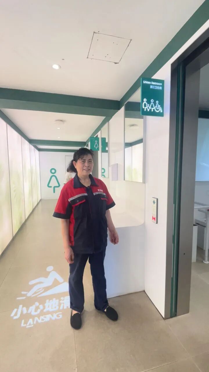 景区保洁员坐在厕所地面上吃午饭,网友心疼发帖!多方回应,阿姨也露面了 景区保洁员坐在厕所地面上吃午饭,网友心疼发帖!多方回应,阿姨也露面了