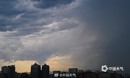 北京雨后晚霞照亮云层