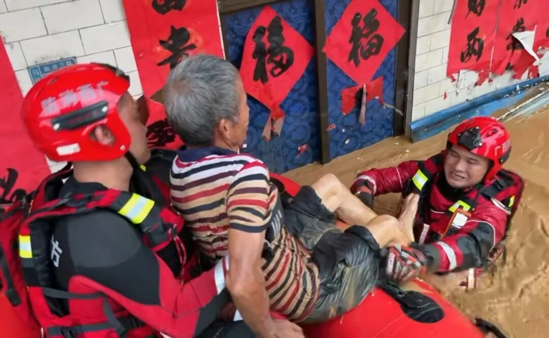 广西横州一家三口被洪水浸泡,在不足10厘米空隙维持呼吸,被困10小时后获救 广西横州一家三口被洪水浸泡,在不足10厘米空隙维持呼吸,被困10小时后获救