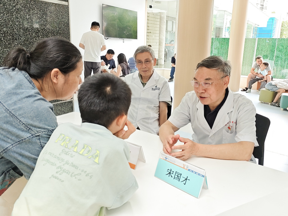 平均年龄68岁！“银发帮帮团”返岗，护航暑期就诊小患者