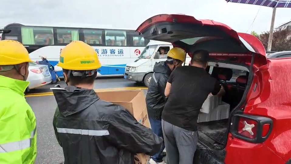 自家摊位被风掀翻,黄冈老板娘凌晨蒸热包子,免费送给抢险人员 自家摊位被风掀翻,黄冈老板娘凌晨蒸热包子,免费送给抢险人员