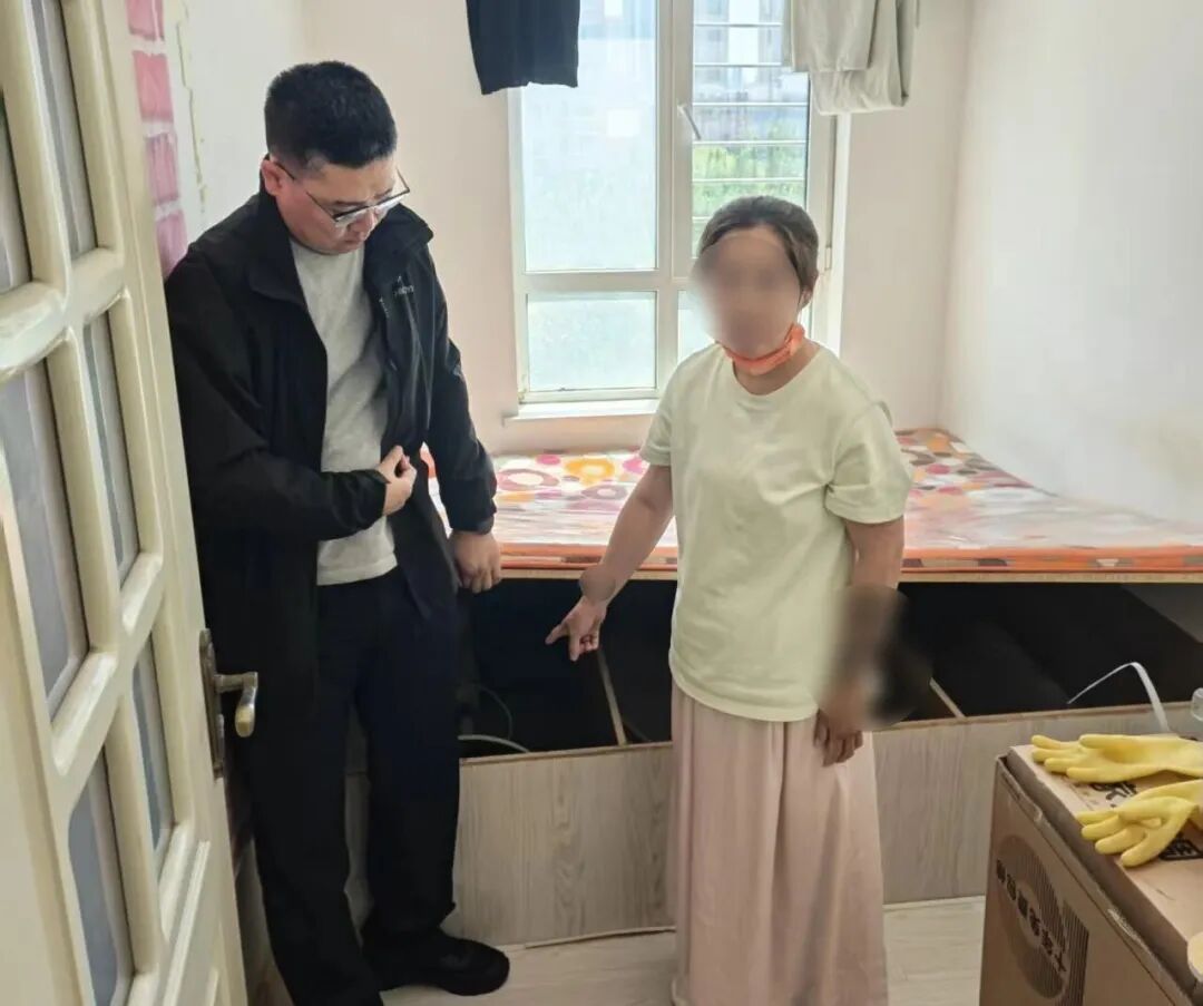 保洁阿姨偷50克黄金首饰，熔成"金坨"后，带着家人连夜离开…