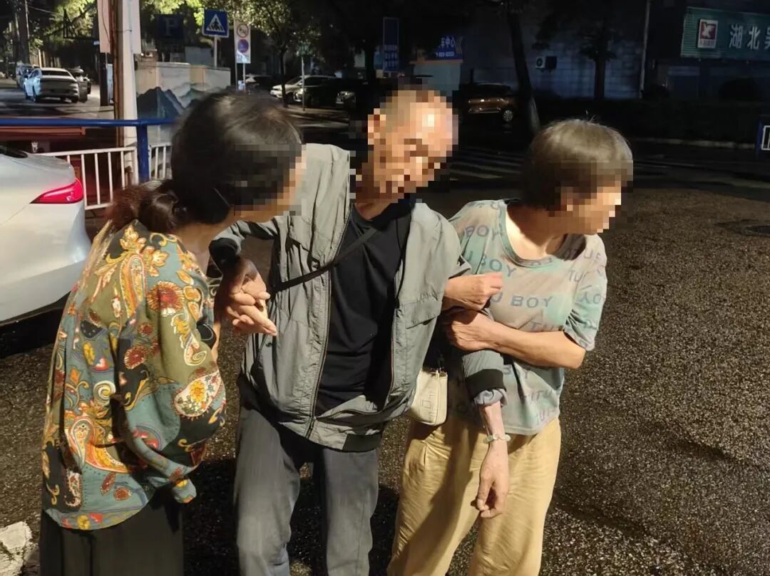 老人雨夜离家30公里，民警“霸道”护送的背后，是最柔软的守护