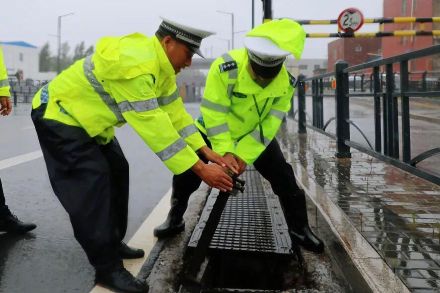 江苏连云港出现道路积水 江苏连云港出现道路积水