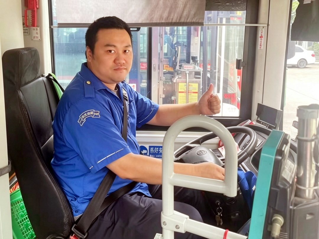 佛山一小车街头冒出浓烟,路过的公交车司机果断停车,一顿操作迅速灭火 佛山一小车街头冒出浓烟,路过的公交车司机果断停车,一顿操作迅速灭火