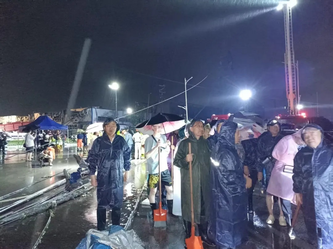 湖北局地出现罕见龙卷风遭重创,当地抢险救援工作已全面展开 湖北局地出现罕见龙卷风遭重创,当地抢险救援工作已全面展开