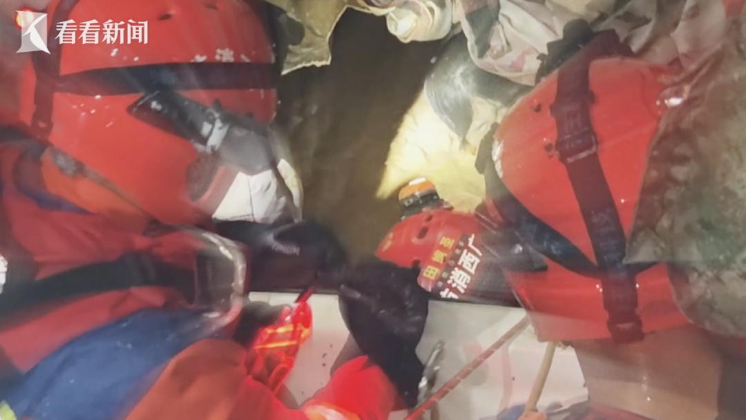 广西横州一家三口被洪水浸泡,在不足10厘米空隙维持呼吸,被困10小时后获救 广西横州一家三口被洪水浸泡,在不足10厘米空隙维持呼吸,被困10小时后获救