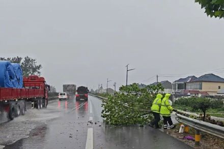江苏连云港出现道路积水 江苏连云港出现道路积水