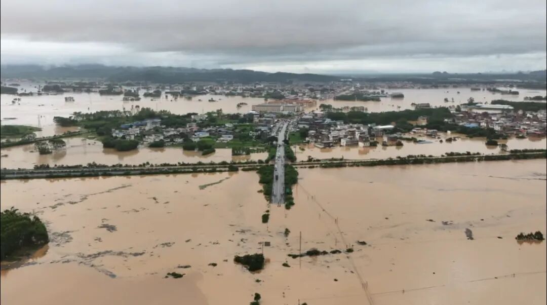 广西横州一家三口被洪水浸泡,在不足10厘米空隙维持呼吸,被困10小时后获救 广西横州一家三口被洪水浸泡,在不足10厘米空隙维持呼吸,被困10小时后获救