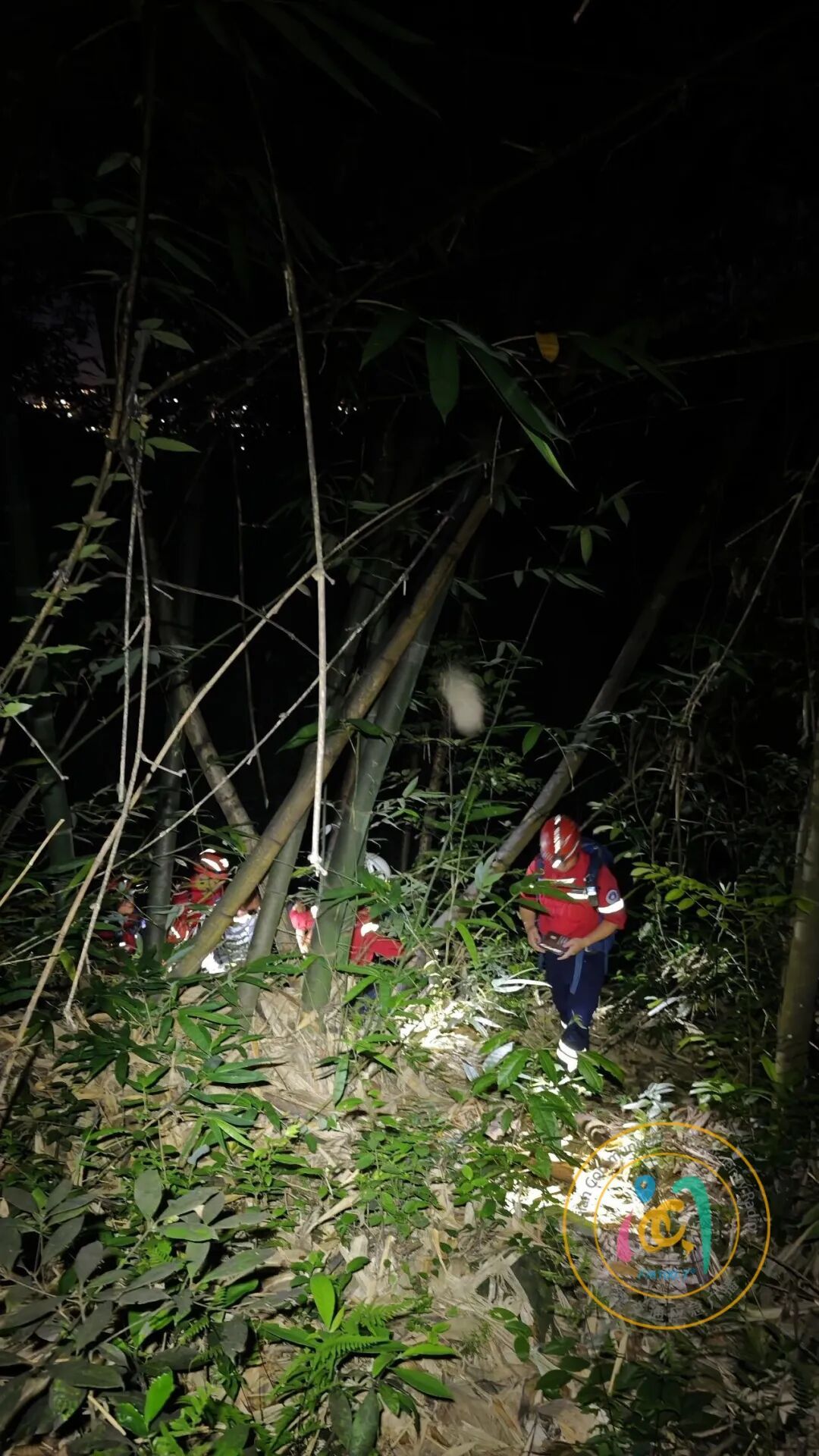 福州闽侯一患有阿尔茨海默病老人深夜被困山间，救援队紧急出动将老人安全带回