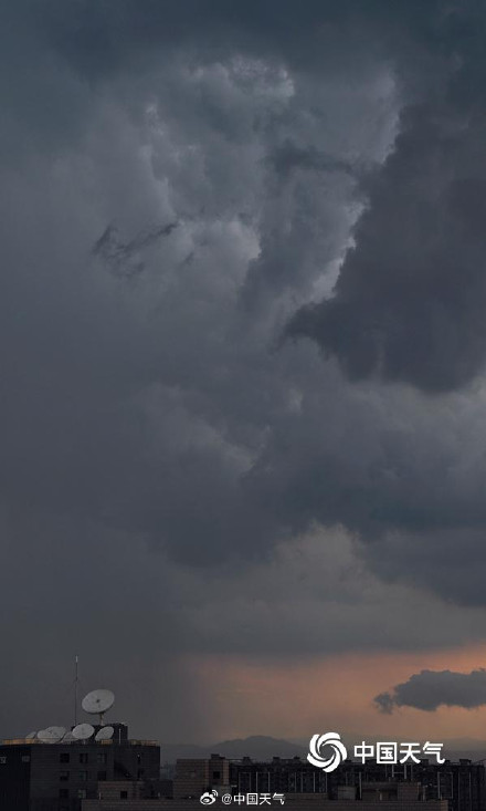 北京雨后晚霞照亮云层