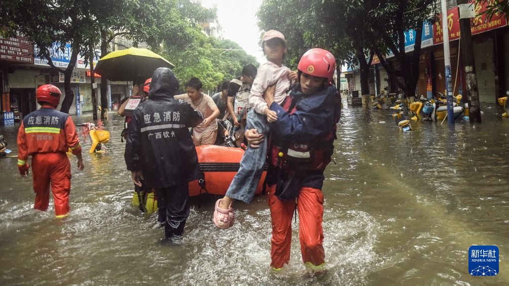 广西钦州积极转移被困群众 广西钦州积极转移被困群众