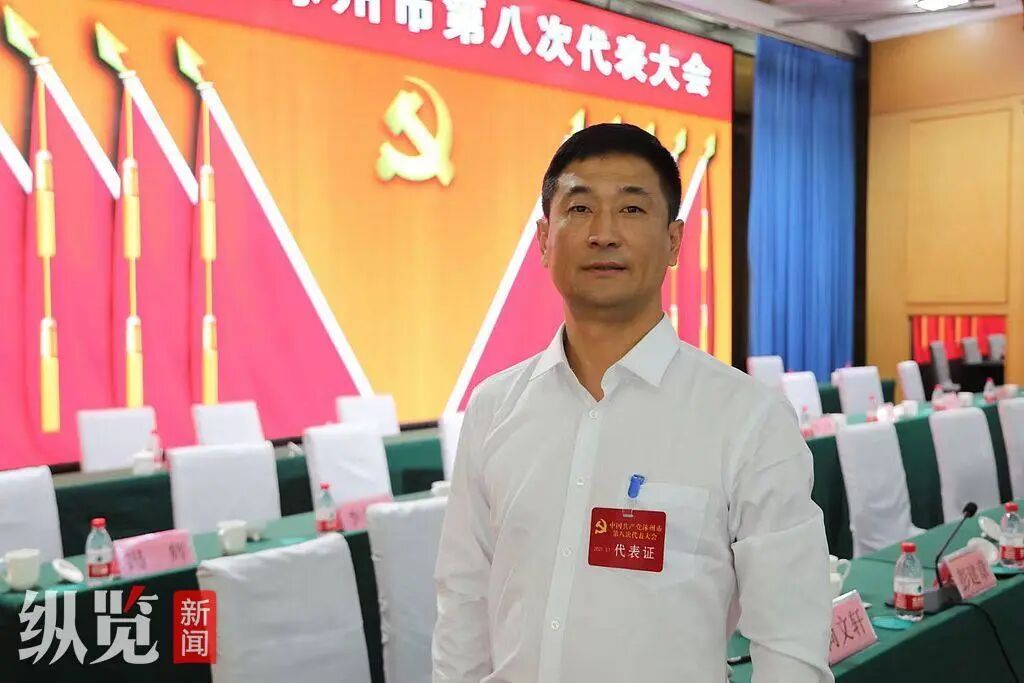 河北一临街商铺起火,一副局长拎起灭火器冲进火场,店主送去锦旗单位才得知此事 河北一临街商铺起火,一副局长拎起灭火器冲进火场,店主送去锦旗单位才得知此事