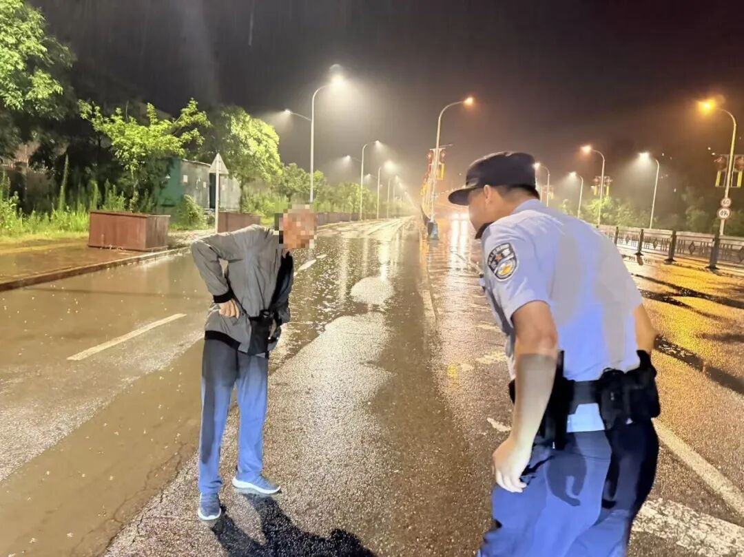 老人雨夜离家30公里，民警“霸道”护送的背后，是最柔软的守护