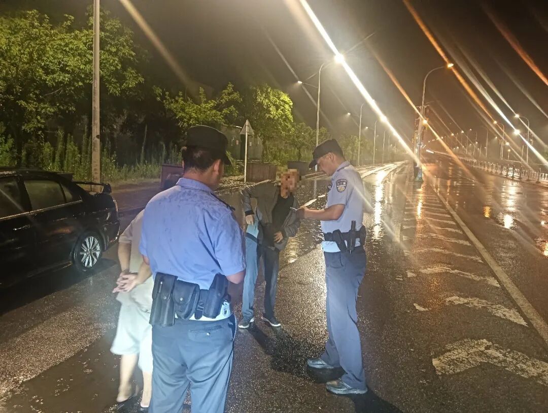 老人雨夜离家30公里，民警“霸道”护送的背后，是最柔软的守护