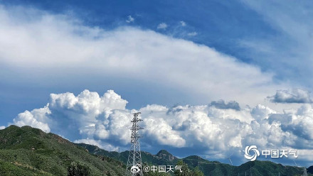 北京云层发展高耸如棉花城堡