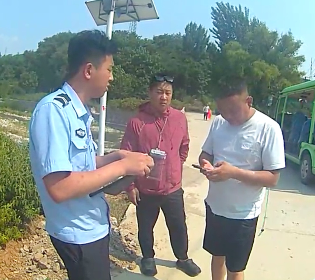 游客峡谷漂流掉落价值10万元黄金手链，辅警果断下令“封河”，精准“捞金”