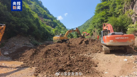 甘肃陇南山体滑坡致33人被掩埋 17人被救出 甘肃陇南山体滑坡致33人被掩埋 17人被救出