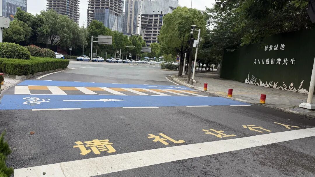 就在武汉站附近，武汉有了首条“分区”斑马线