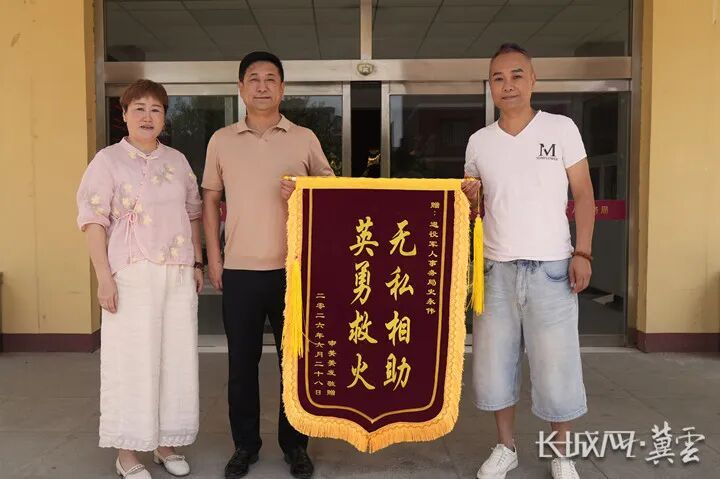 20万装修差点付之一炬,危急时刻,这位退伍老兵冲了进去…… 20万装修差点付之一炬,危急时刻,这位退伍老兵冲了进去……