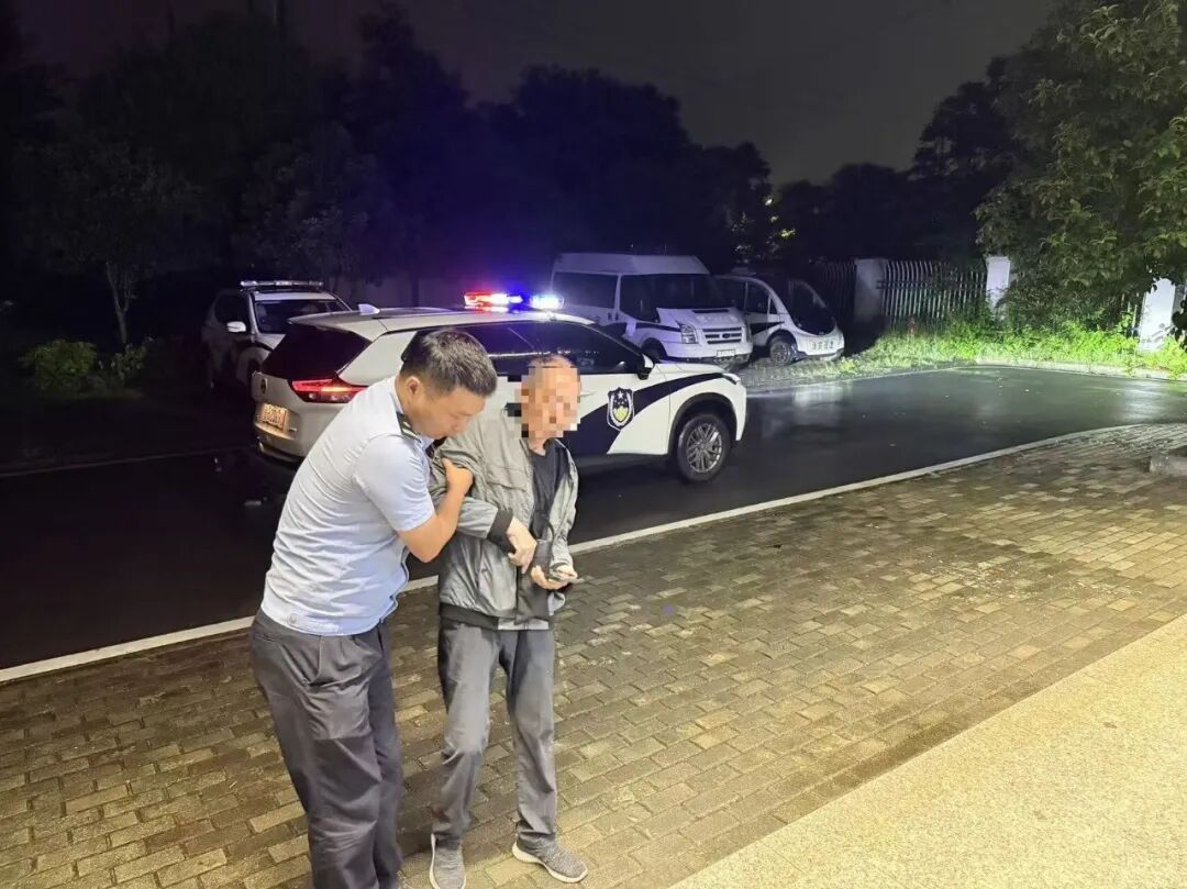 老人雨夜离家30公里，民警“霸道”护送的背后，是最柔软的守护