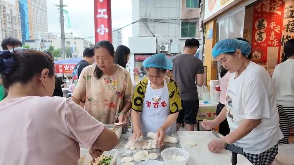自家摊位被风掀翻,黄冈老板娘凌晨蒸热包子,免费送给抢险人员 自家摊位被风掀翻,黄冈老板娘凌晨蒸热包子,免费送给抢险人员