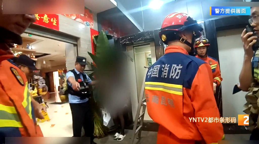 昆明一商场电梯突发故障！女子被困三四楼夹层崩溃大哭，罪魁祸首竟是……