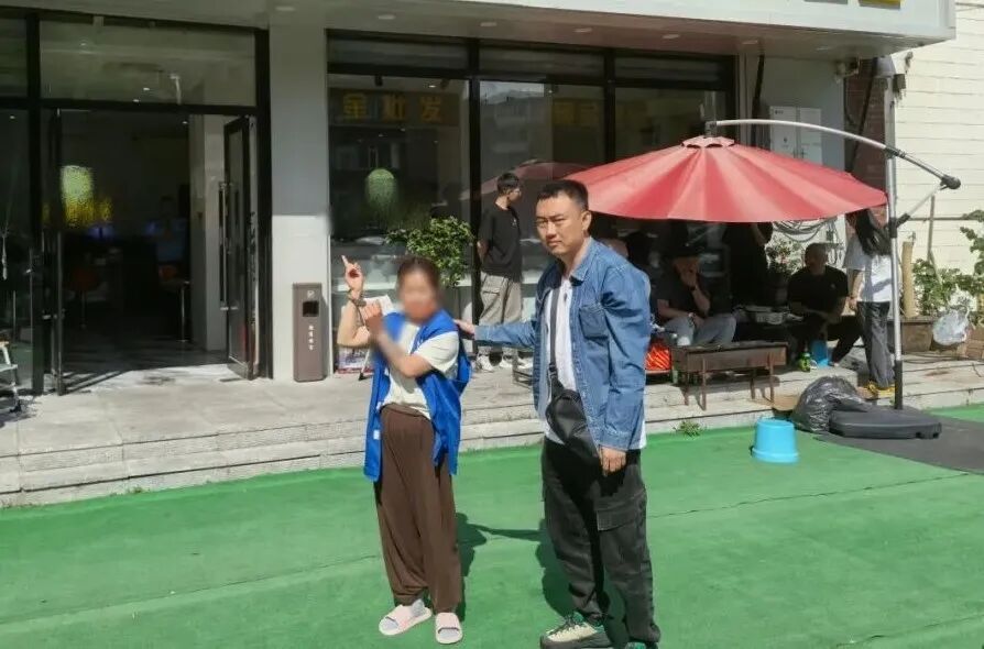 保洁阿姨偷50克黄金首饰，熔成"金坨"后，带着家人连夜离开…