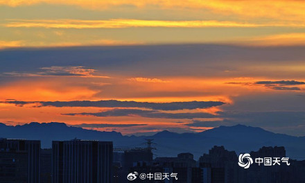 北京雨后晚霞照亮云层