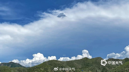 北京云层发展高耸如棉花城堡