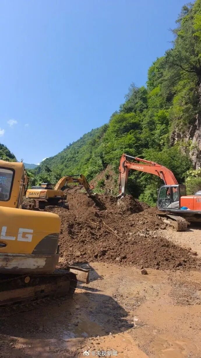 甘肃陇南宕昌县发生山体滑坡已救出17人,仍有16人被埋 甘肃陇南宕昌县发生山体滑坡已救出17人,仍有16人被埋