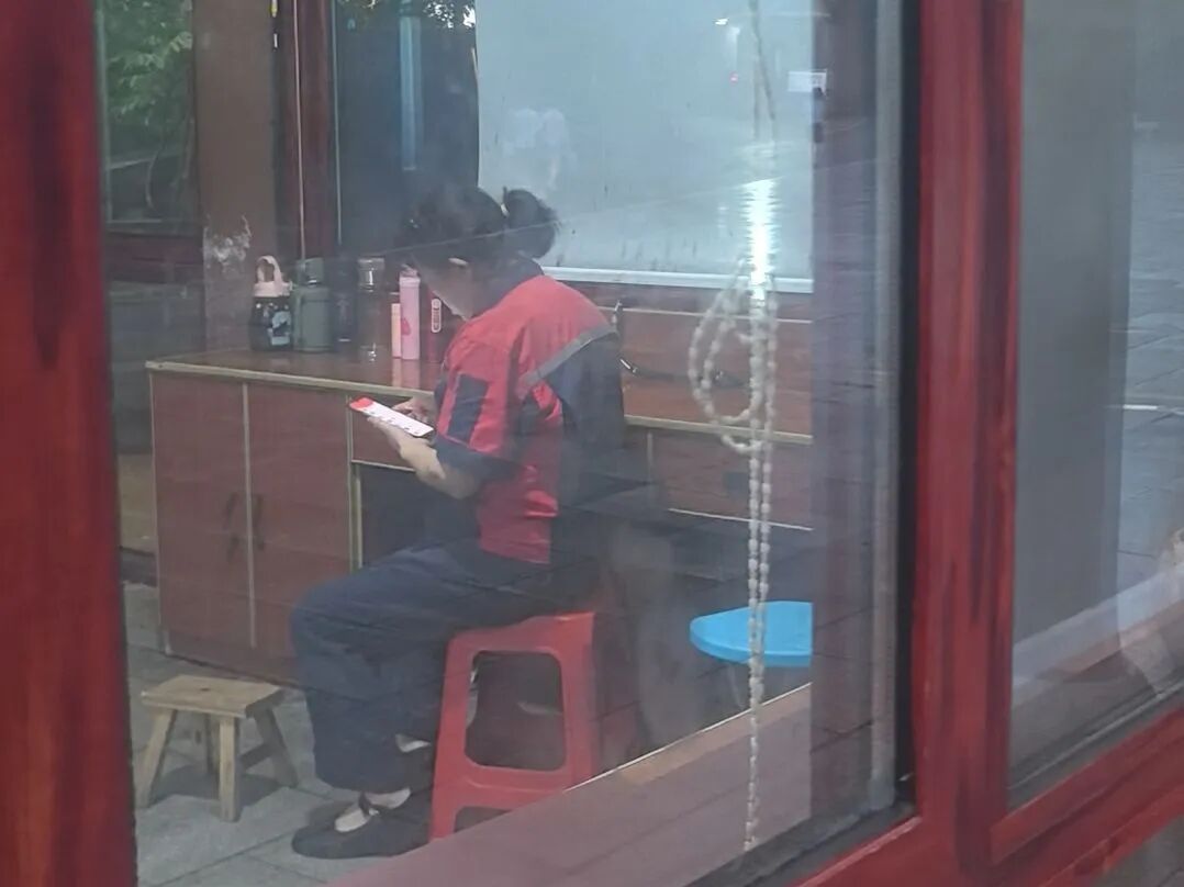 景区保洁员坐在厕所地面上吃午饭,网友心疼发帖!多方回应,阿姨也露面了 景区保洁员坐在厕所地面上吃午饭,网友心疼发帖!多方回应,阿姨也露面了