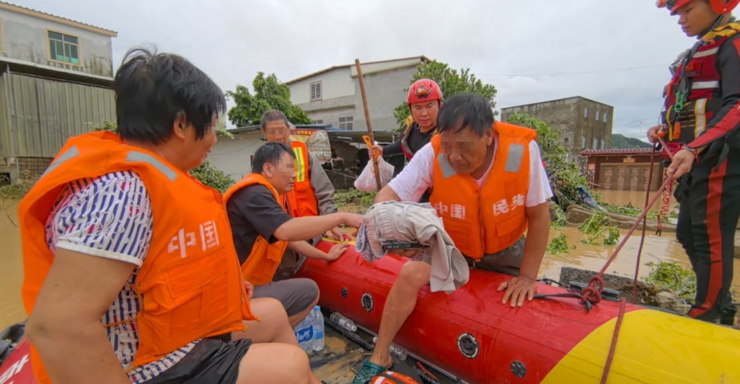 广西紧急发布洪水红色预警!消防救援队伍全力搜救被困群众 广西紧急发布洪水红色预警!消防救援队伍全力搜救被困群众
