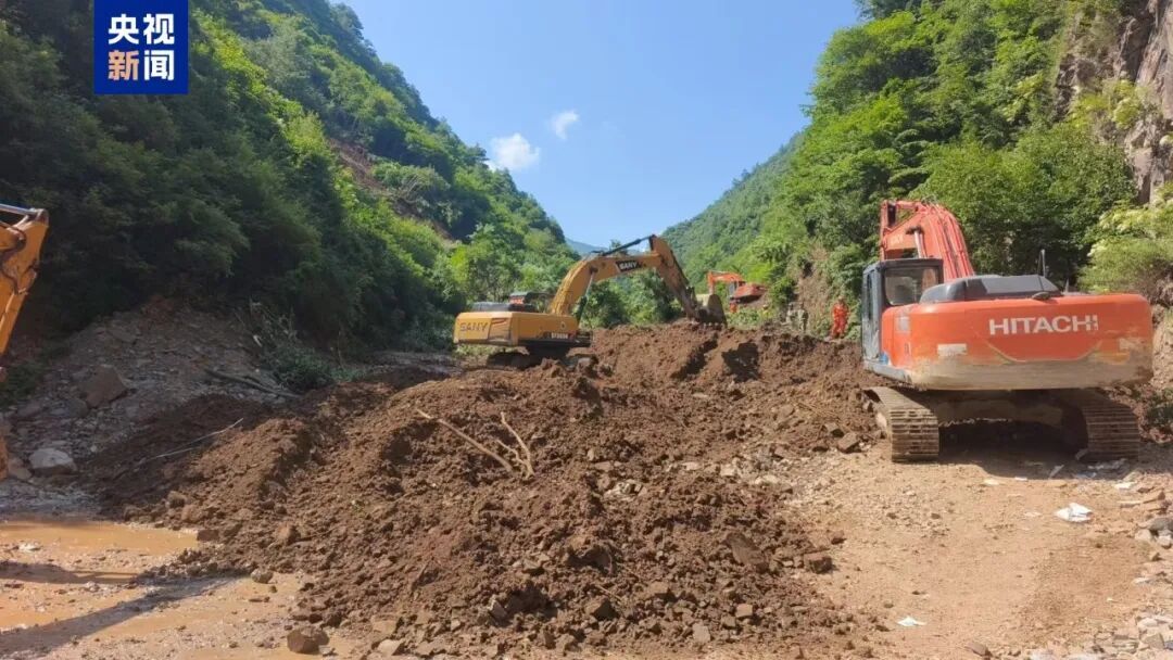 甘肃陇南突发山体滑坡,仍有16人被掩埋 甘肃陇南突发山体滑坡,仍有16人被掩埋