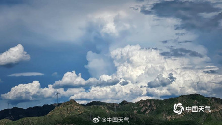 北京云层发展高耸如棉花城堡
