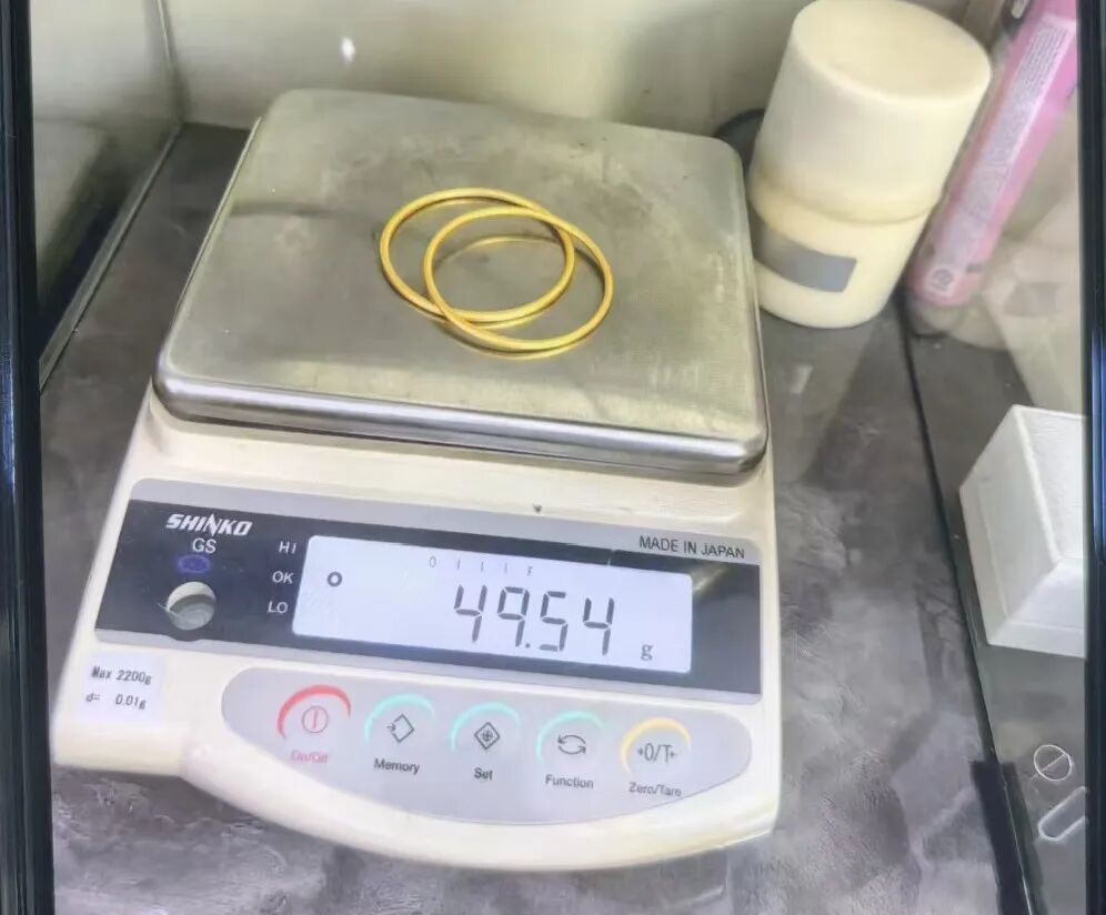 保洁阿姨偷50克黄金首饰，熔成"金坨"后，带着家人连夜离开…