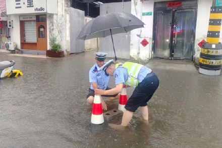 江苏连云港出现道路积水 江苏连云港出现道路积水