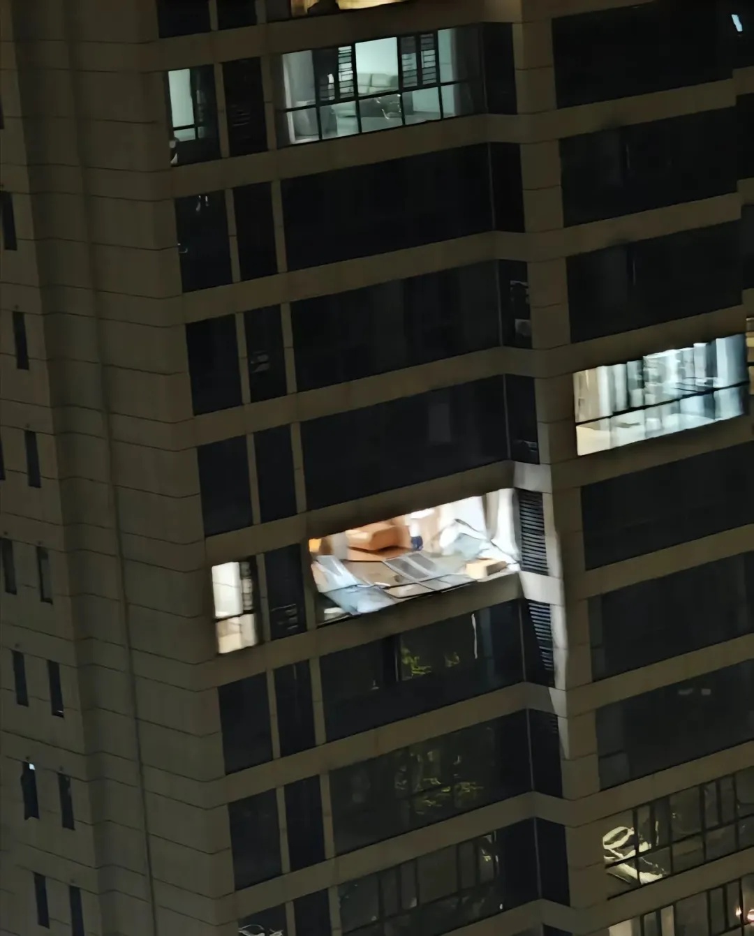 湖北强对流天气致多人死亡!黄冈市一男子从12楼被大风“吸”出坠落绿化带 湖北强对流天气致多人死亡!黄冈市一男子从12楼被大风“吸”出坠落绿化带