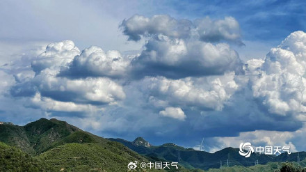 北京云层发展高耸如棉花城堡