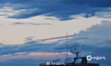 北京雨后晚霞照亮云层