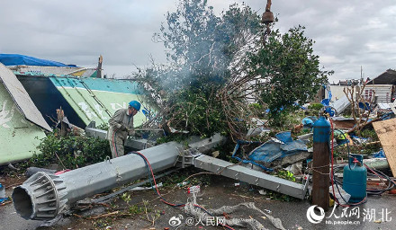 直击湖北黄冈龙卷风灾后救援现场 直击湖北黄冈龙卷风灾后救援现场