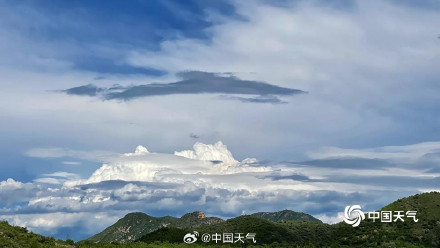 北京云层发展高耸如棉花城堡