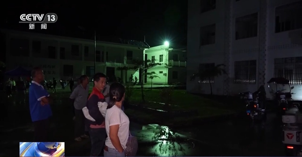 记者深入广西横州六蓝村受灾现场 跟拍夜间水上救援 记者深入广西横州六蓝村受灾现场 跟拍夜间水上救援