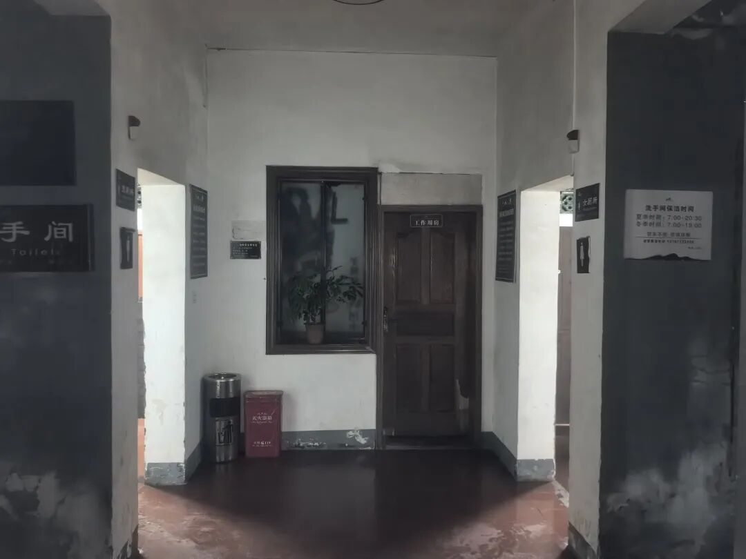 景区保洁员坐在厕所地面上吃午饭,网友心疼发帖!多方回应,阿姨也露面了 景区保洁员坐在厕所地面上吃午饭,网友心疼发帖!多方回应,阿姨也露面了