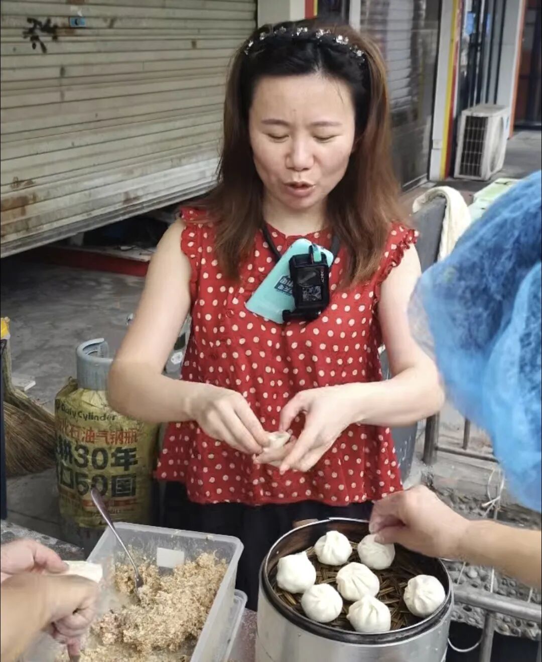 自家摊位被风掀翻,黄冈老板娘凌晨蒸热包子,免费送给抢险人员 自家摊位被风掀翻,黄冈老板娘凌晨蒸热包子,免费送给抢险人员