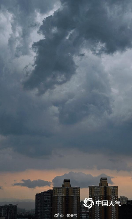 北京雨后晚霞照亮云层