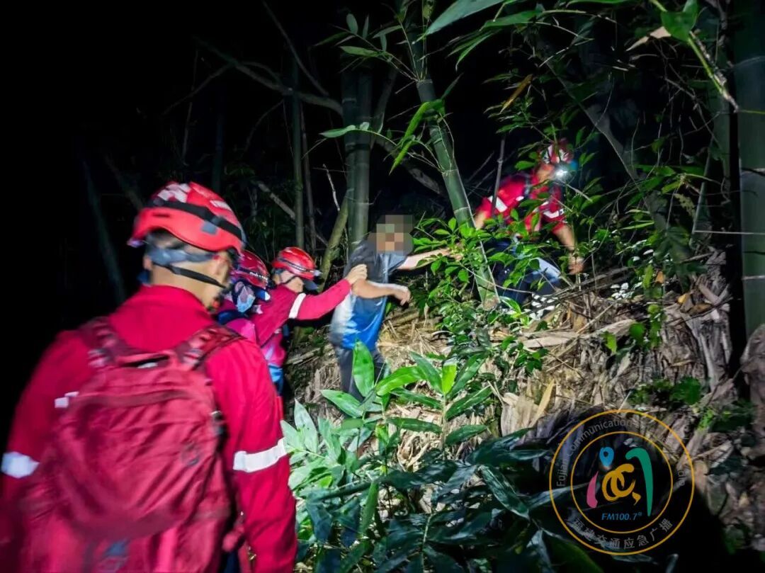 福州闽侯一患有阿尔茨海默病老人深夜被困山间，救援队紧急出动将老人安全带回