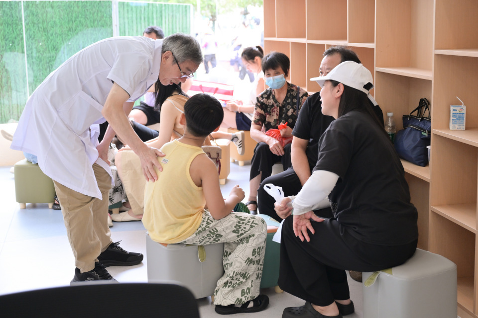 平均年龄68岁！“银发帮帮团”返岗，护航暑期就诊小患者
